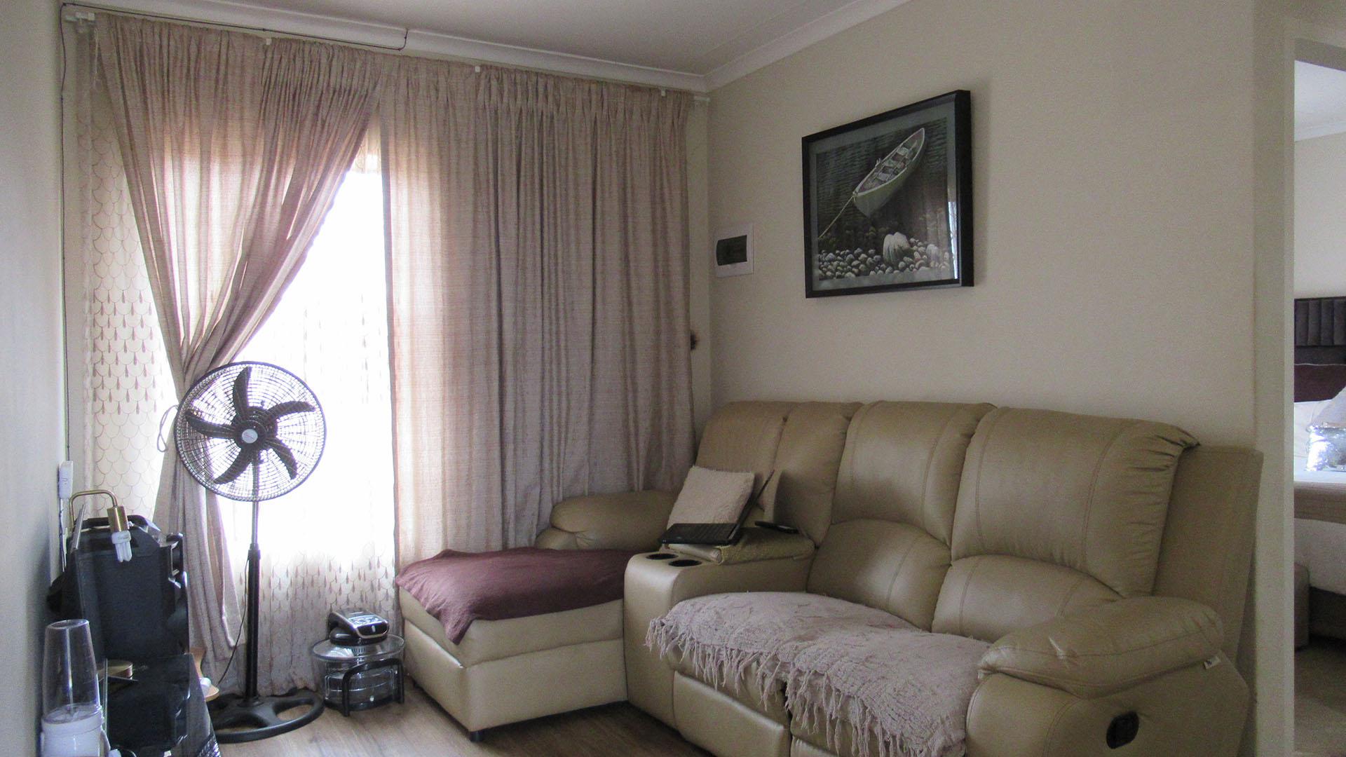 Lounges - 11 square meters of property in Devland