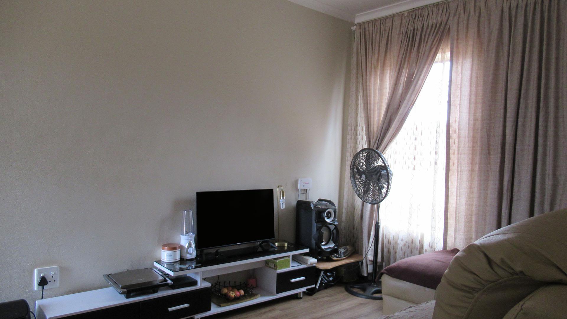 Lounges - 11 square meters of property in Devland