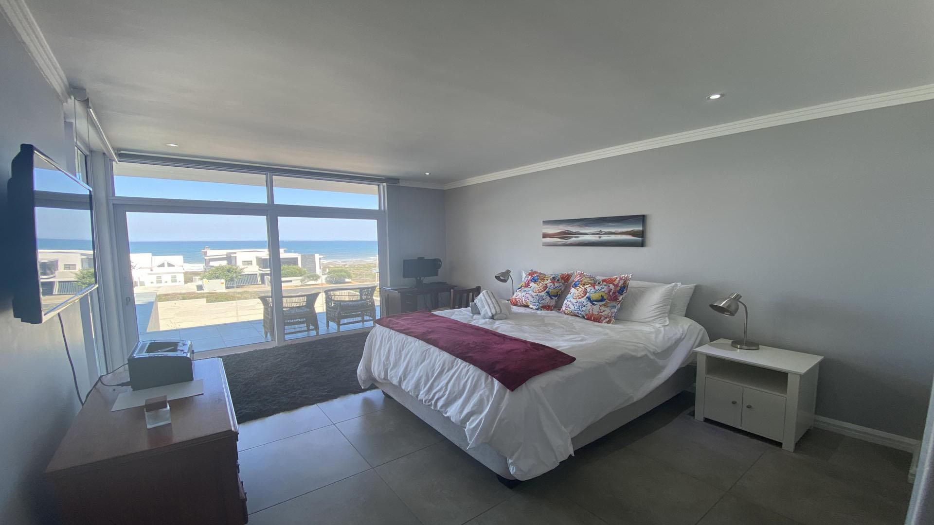 Main Bedroom of property in Yzerfontein