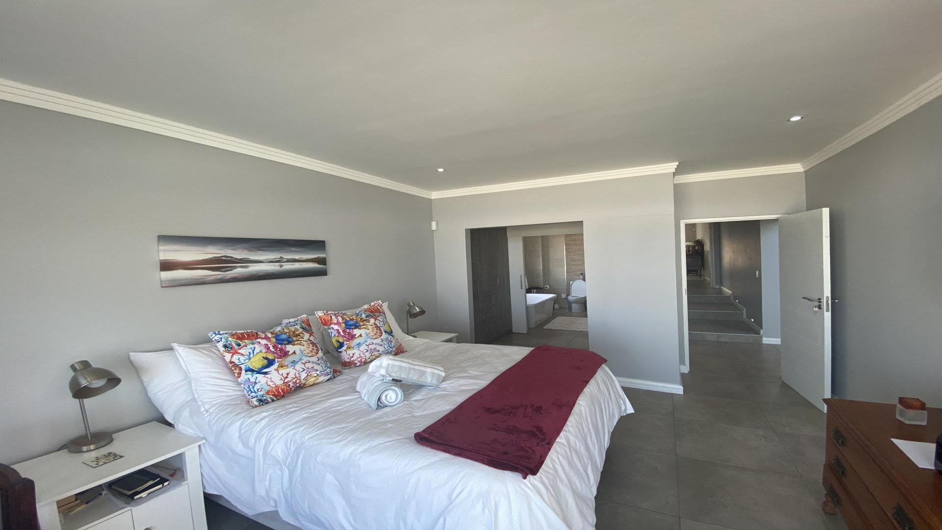 Main Bedroom of property in Yzerfontein