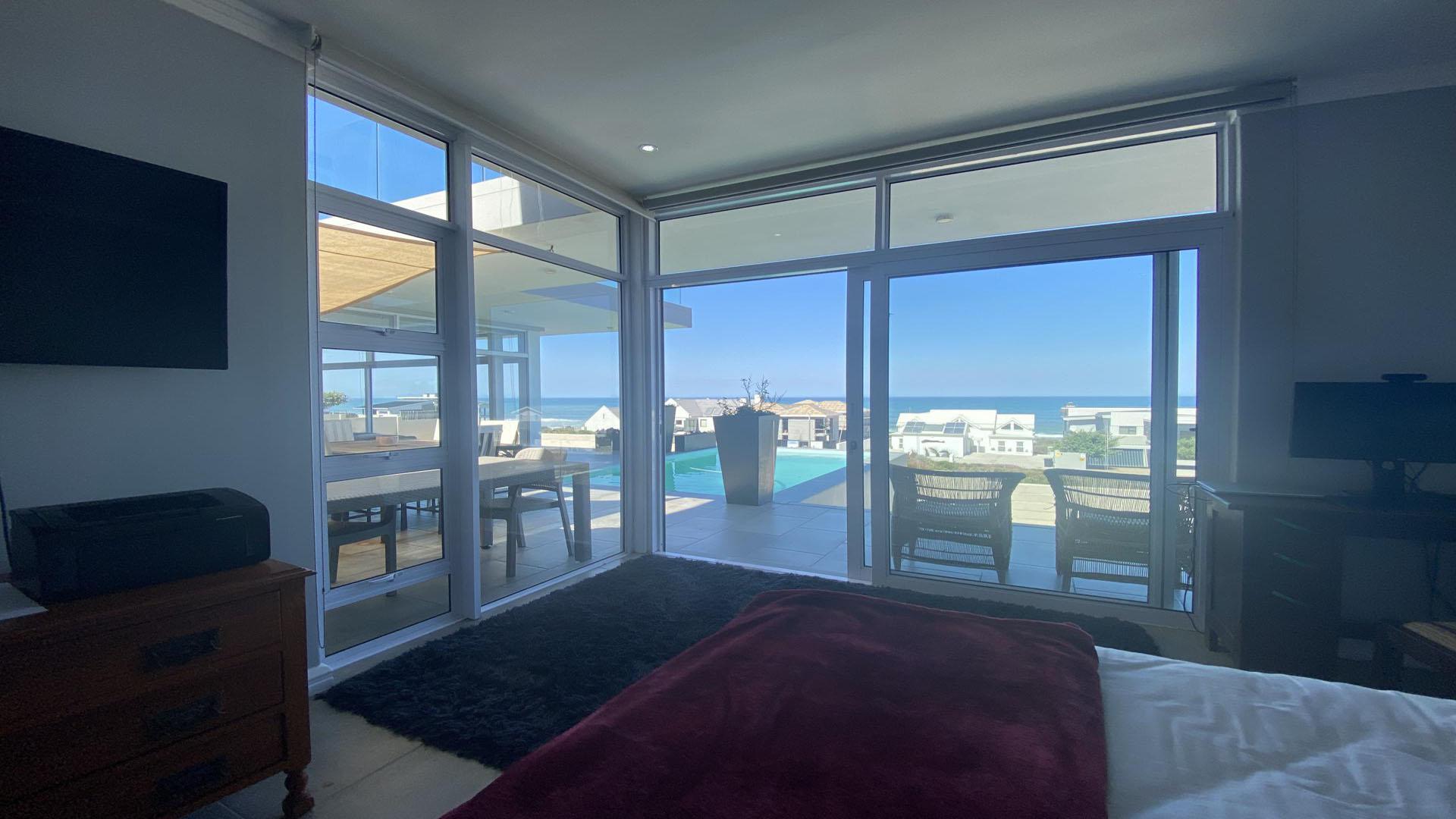 Main Bedroom of property in Yzerfontein