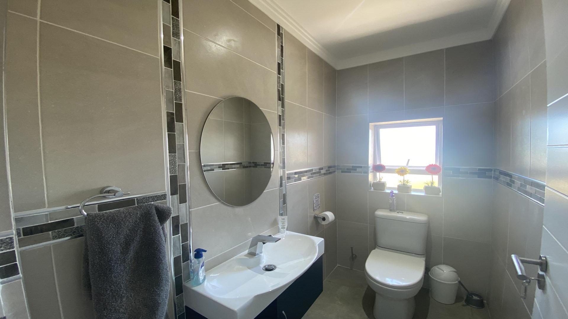 Bathroom 1 of property in Yzerfontein