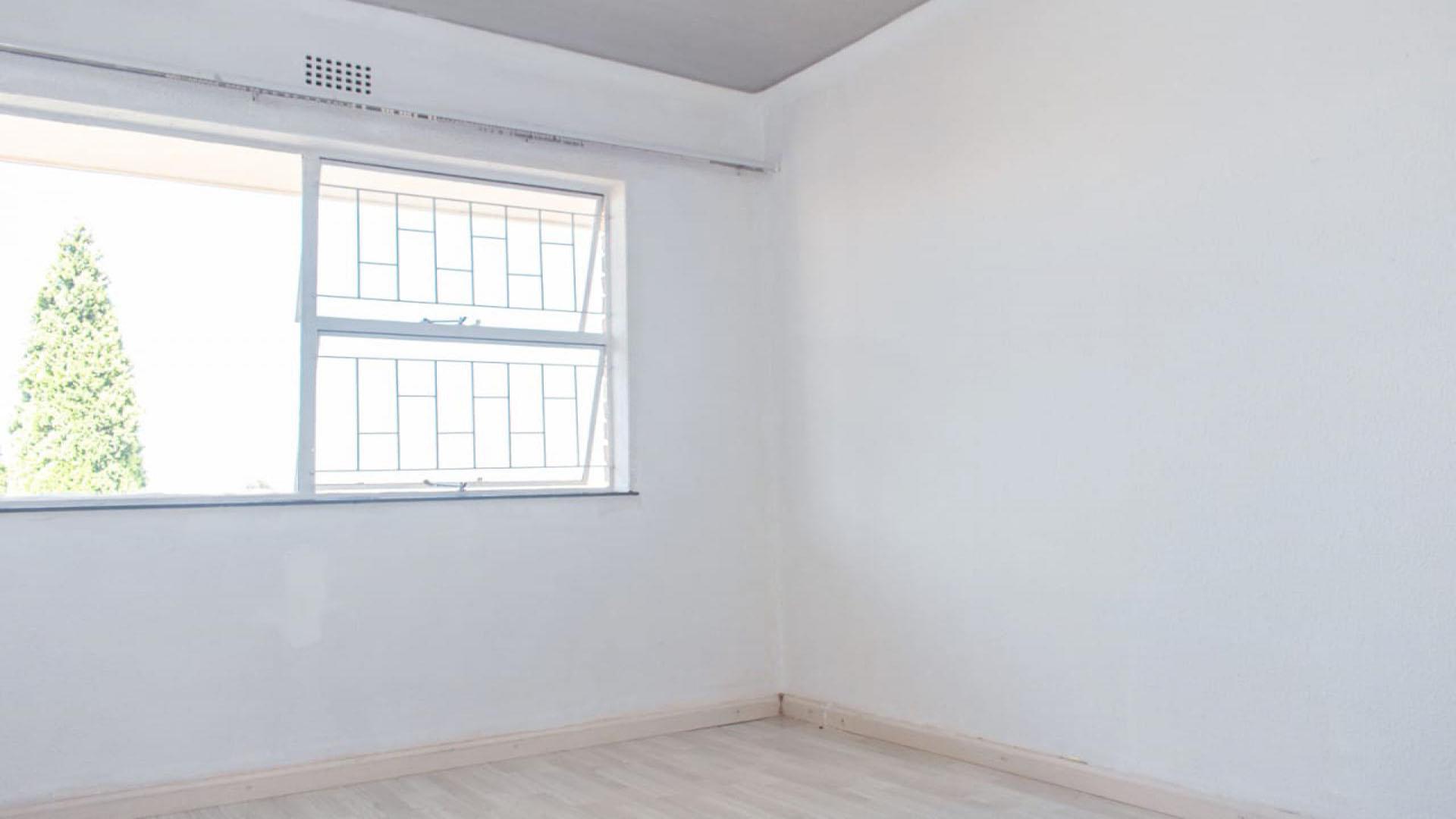 Bed Room 1 - 11 square meters of property in Horison View