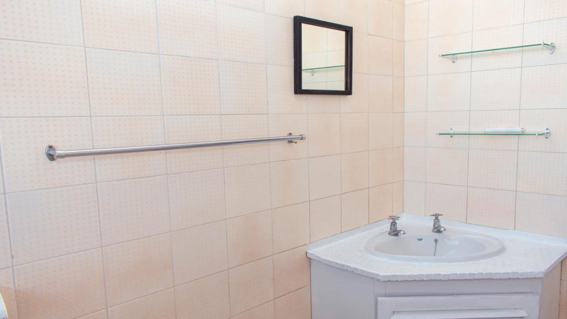 Bathroom 1 - 5 square meters of property in Horison View