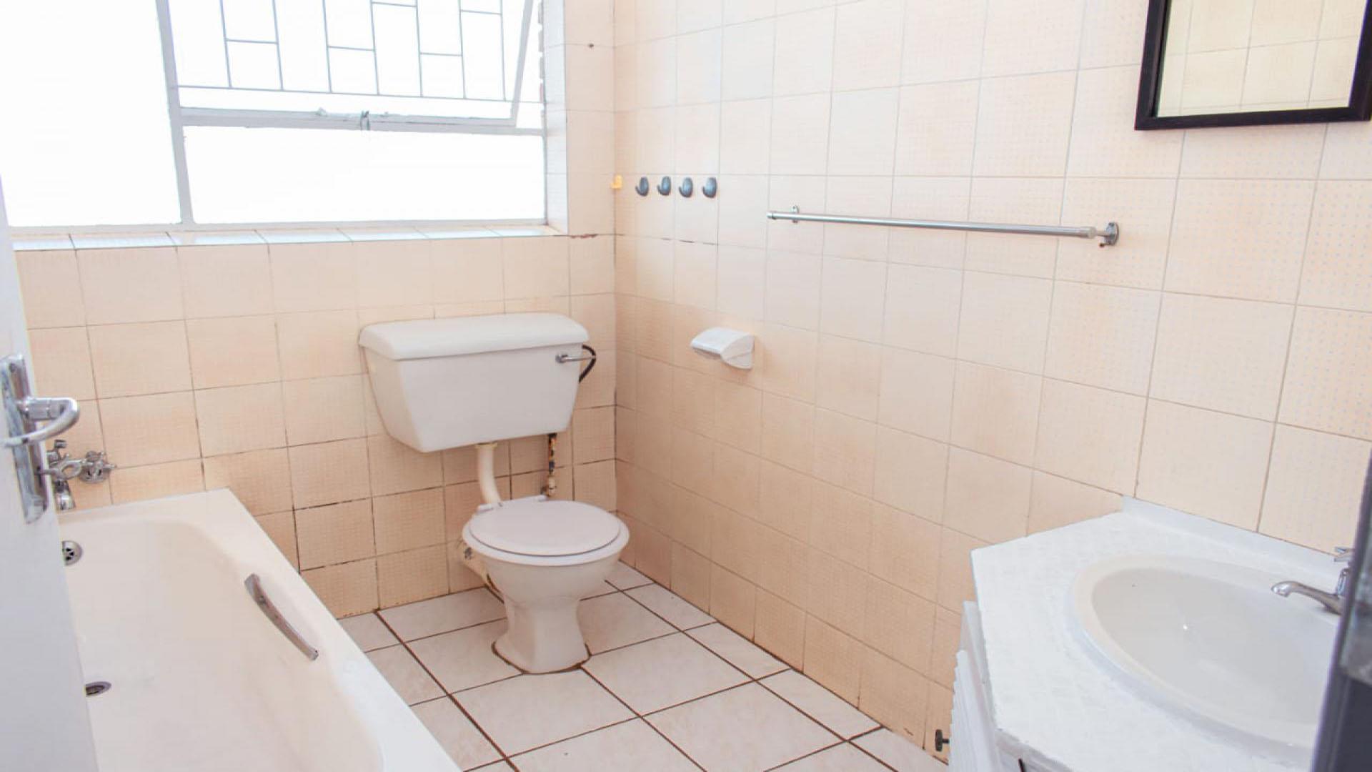 Bathroom 1 - 5 square meters of property in Horison View