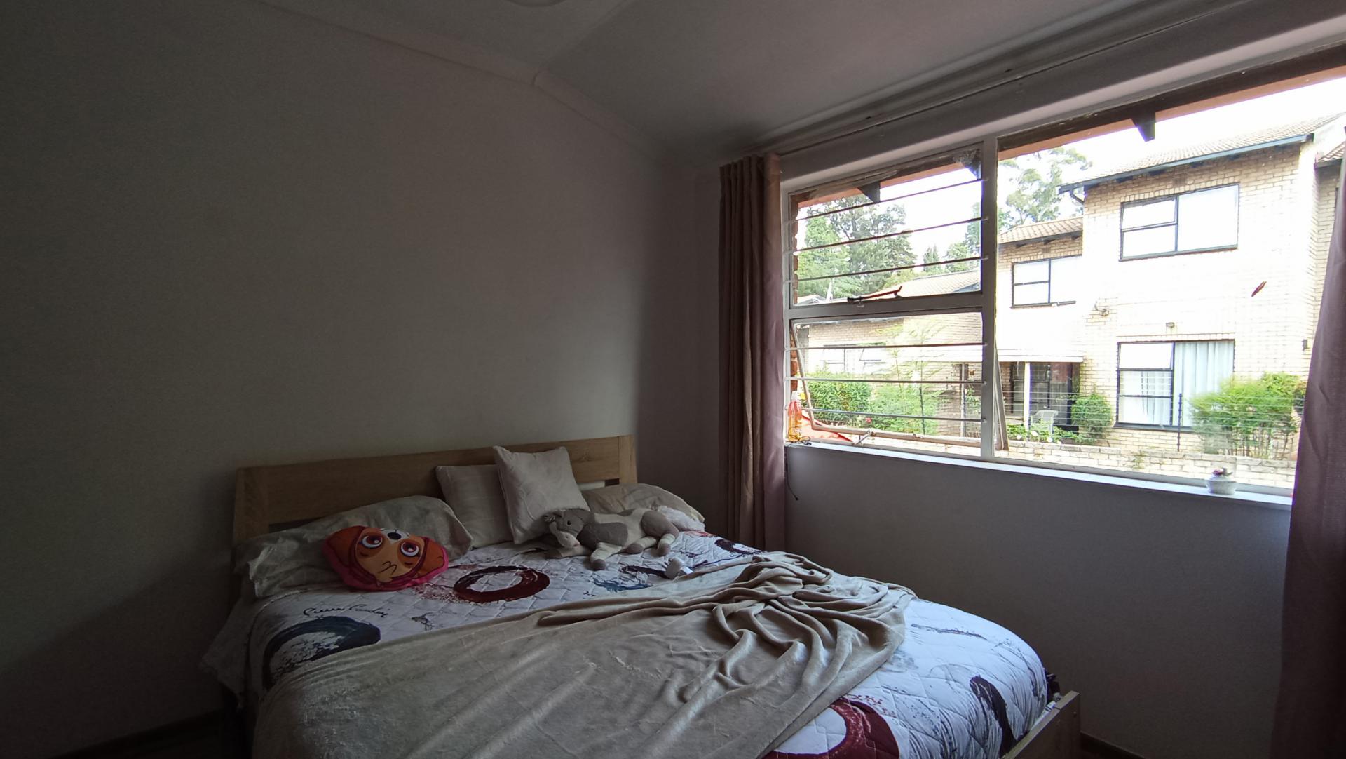 Bed Room 1 - 12 square meters of property in Corlett Gardens