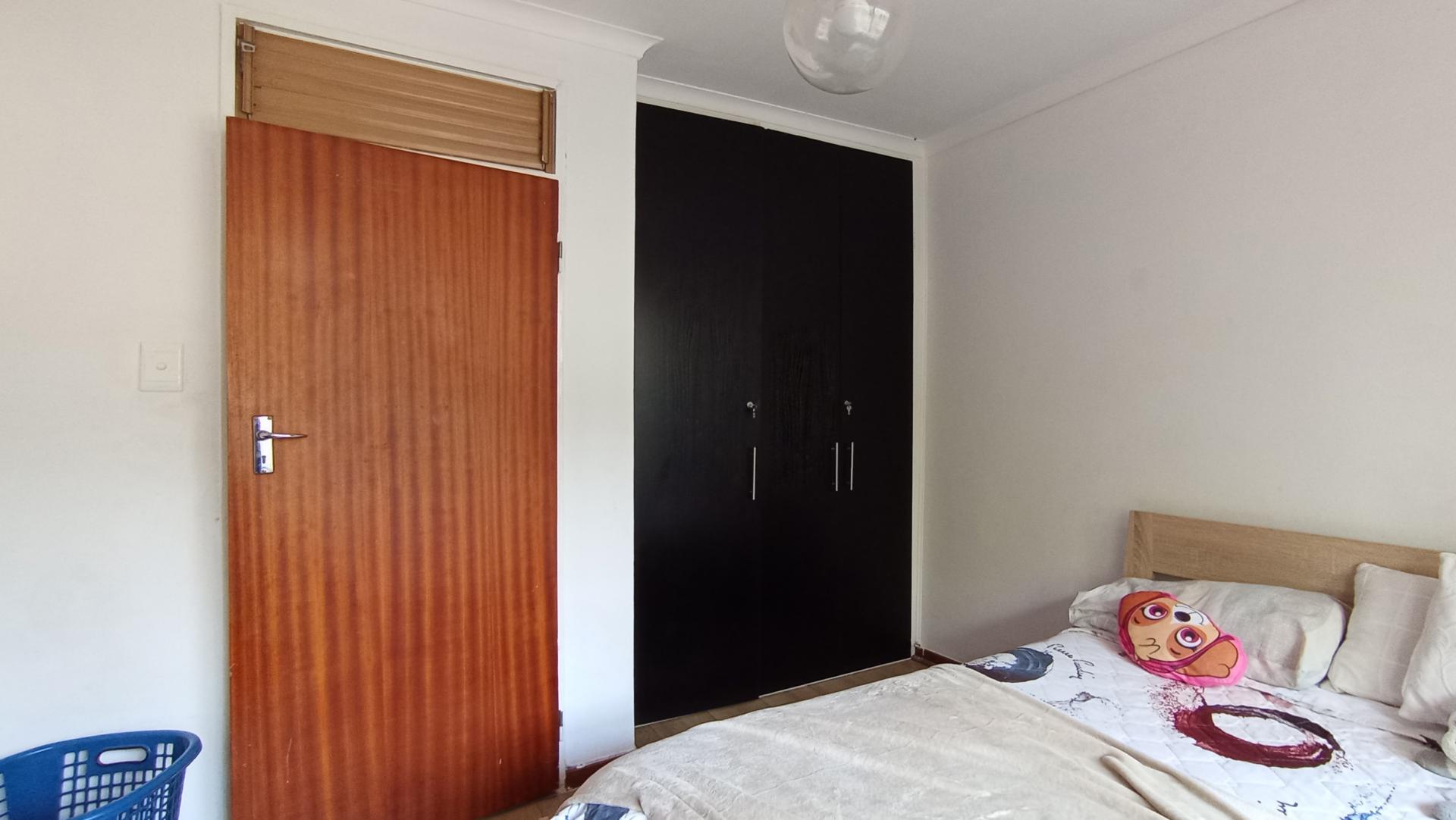 Bed Room 1 - 12 square meters of property in Corlett Gardens