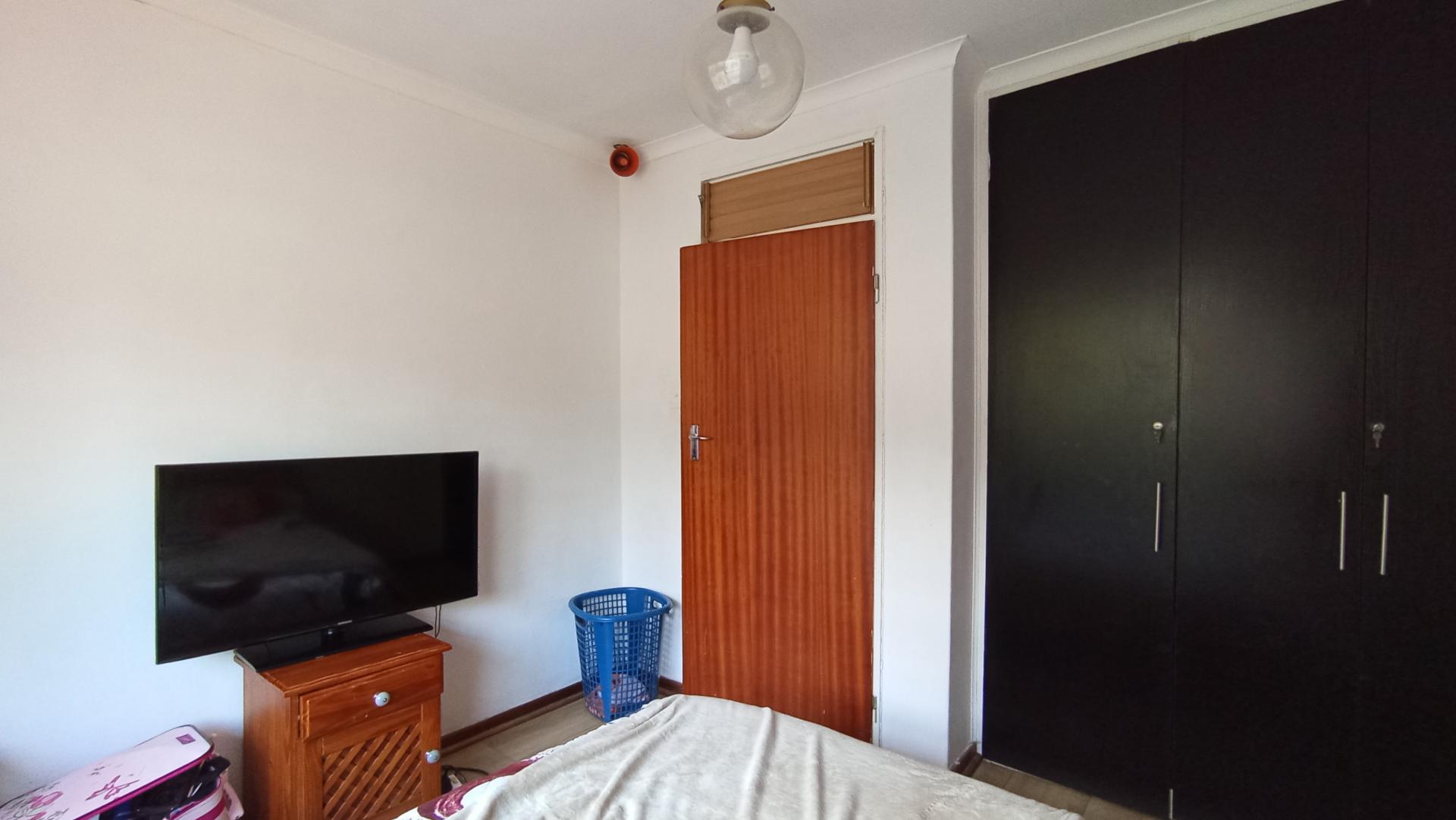 Bed Room 1 - 12 square meters of property in Corlett Gardens