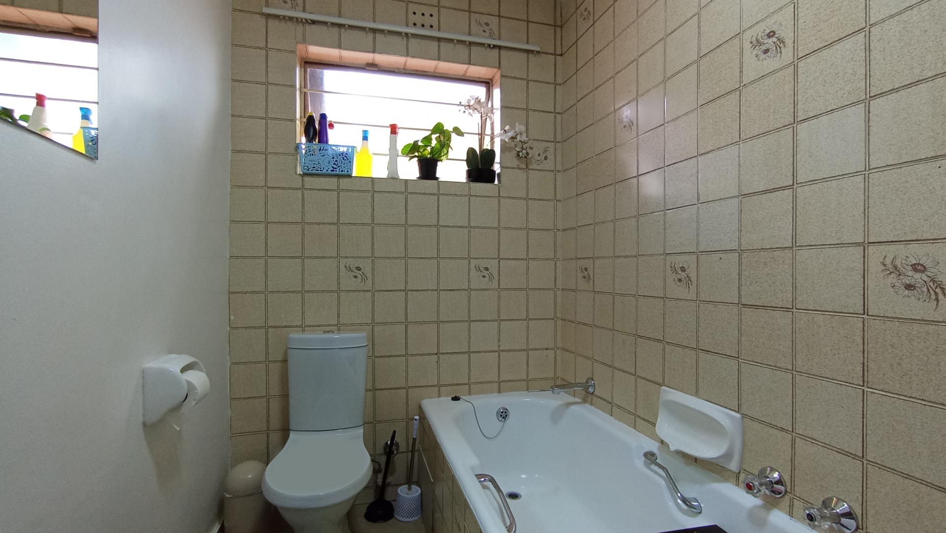 Bathroom 1 - 7 square meters of property in Corlett Gardens