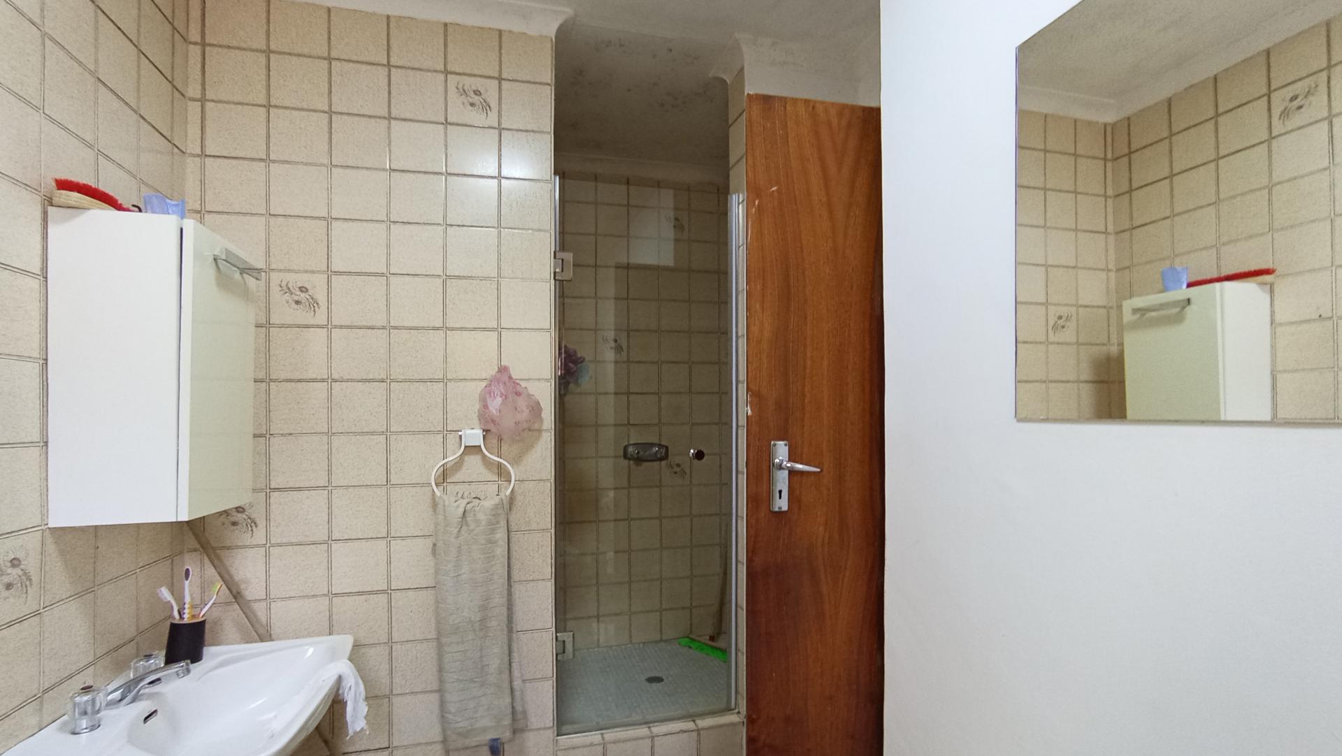 Bathroom 1 - 7 square meters of property in Corlett Gardens