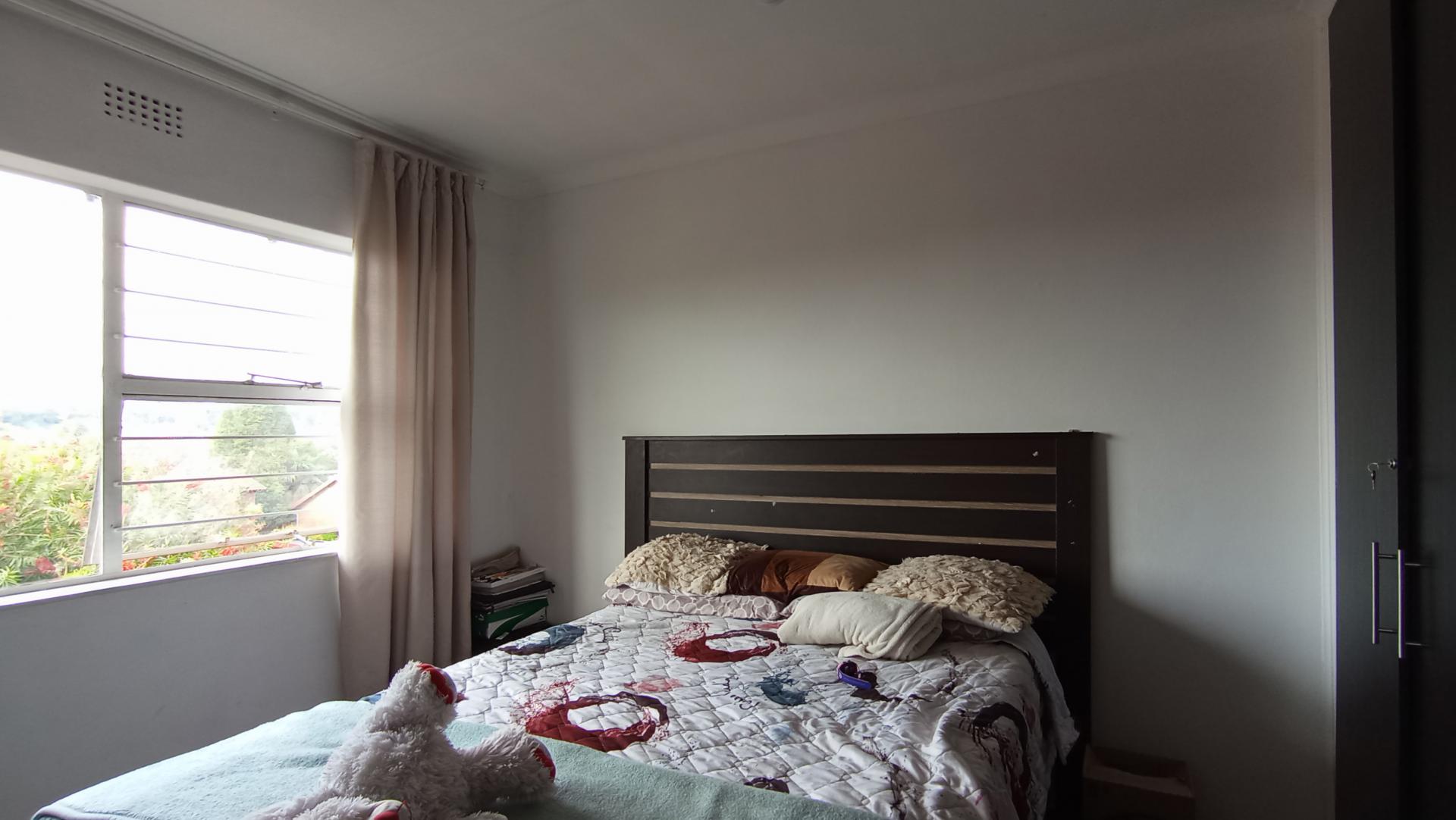 Bed Room 2 - 12 square meters of property in Corlett Gardens
