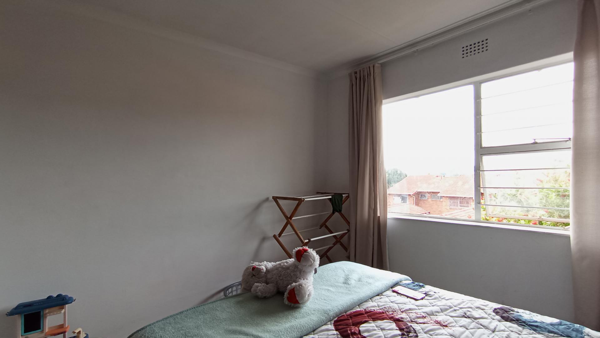 Bed Room 2 - 12 square meters of property in Corlett Gardens