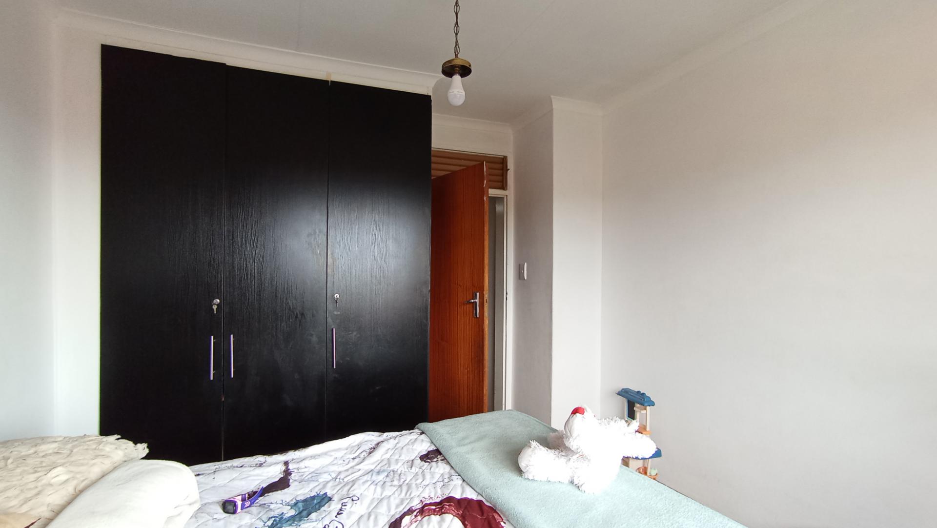 Bed Room 2 - 12 square meters of property in Corlett Gardens