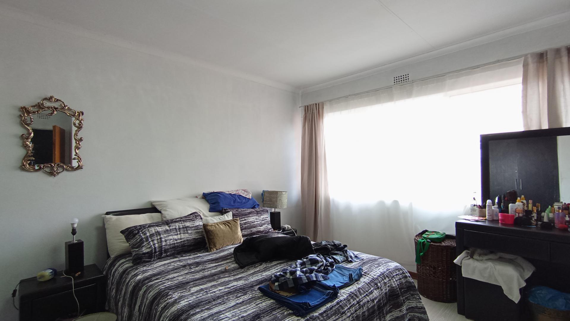 Main Bedroom - 18 square meters of property in Corlett Gardens