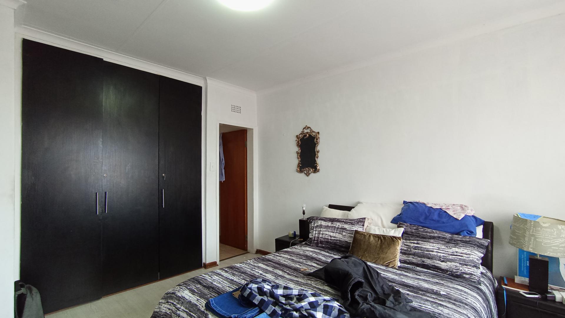 Main Bedroom - 18 square meters of property in Corlett Gardens