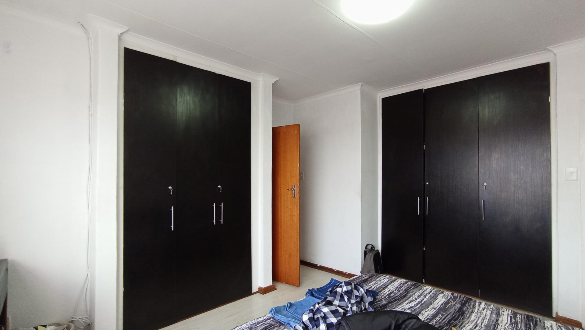 Main Bedroom - 18 square meters of property in Corlett Gardens
