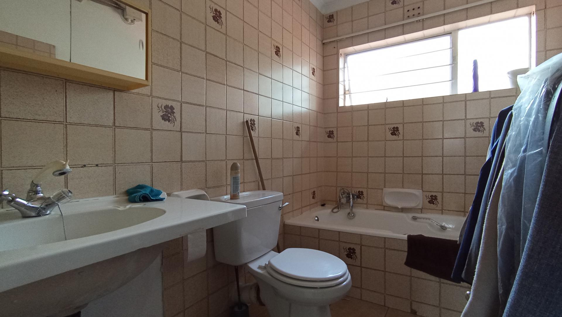 Main Bathroom - 6 square meters of property in Corlett Gardens