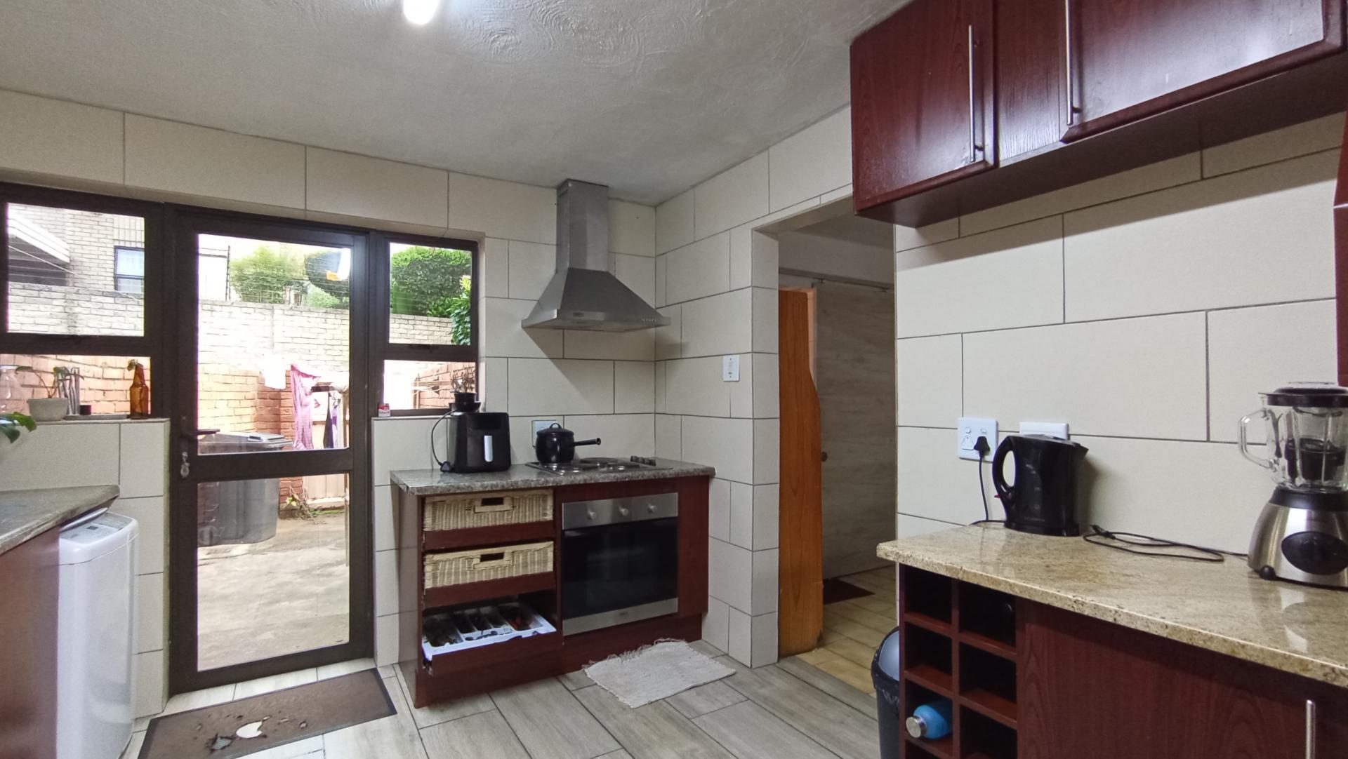 Kitchen - 17 square meters of property in Corlett Gardens