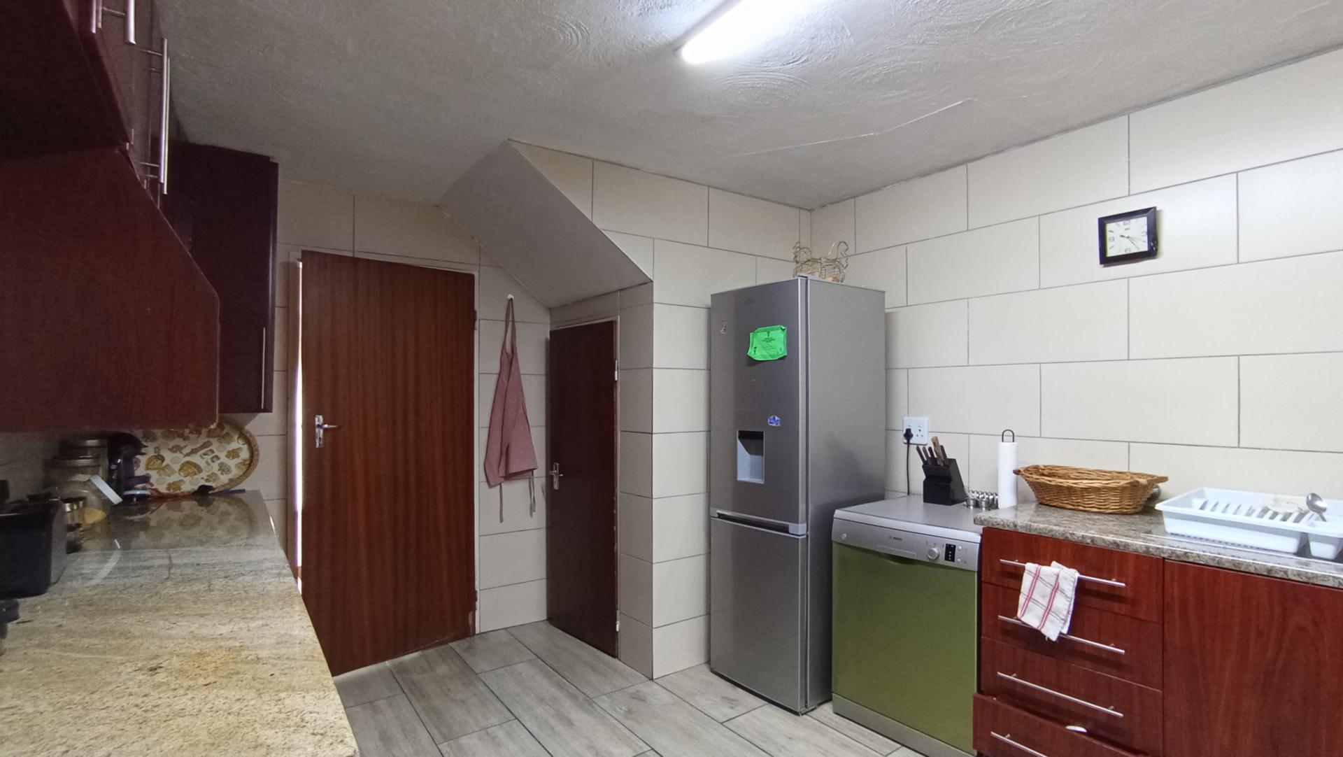 Kitchen - 17 square meters of property in Corlett Gardens