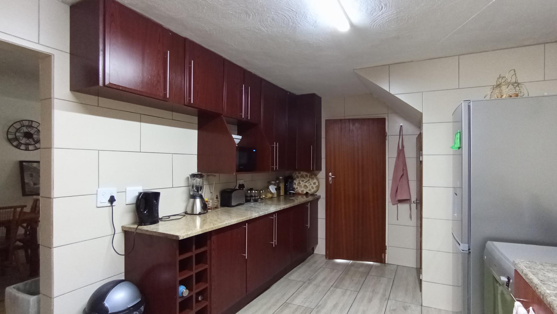 Kitchen - 17 square meters of property in Corlett Gardens
