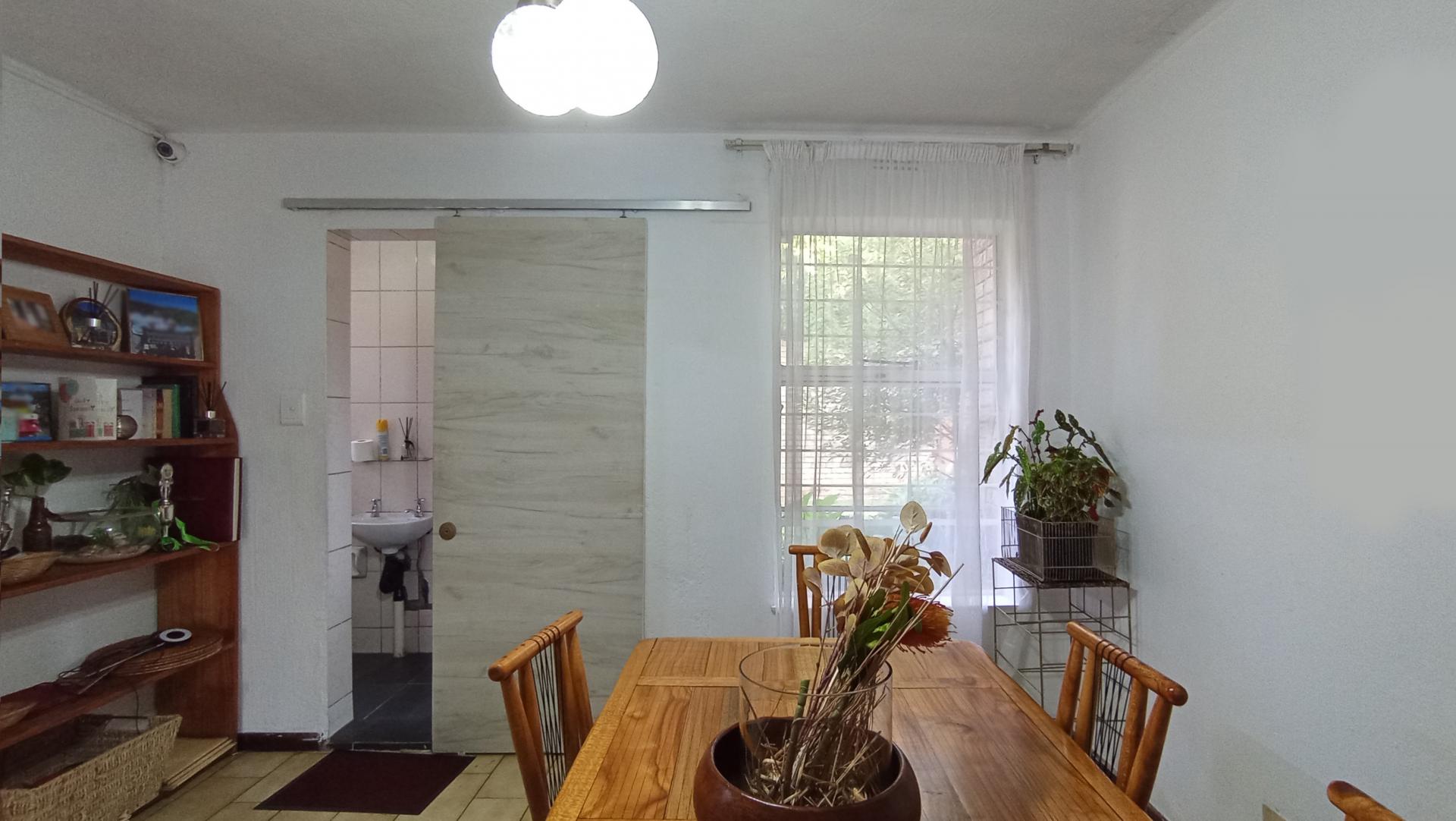 Dining Room - 16 square meters of property in Corlett Gardens