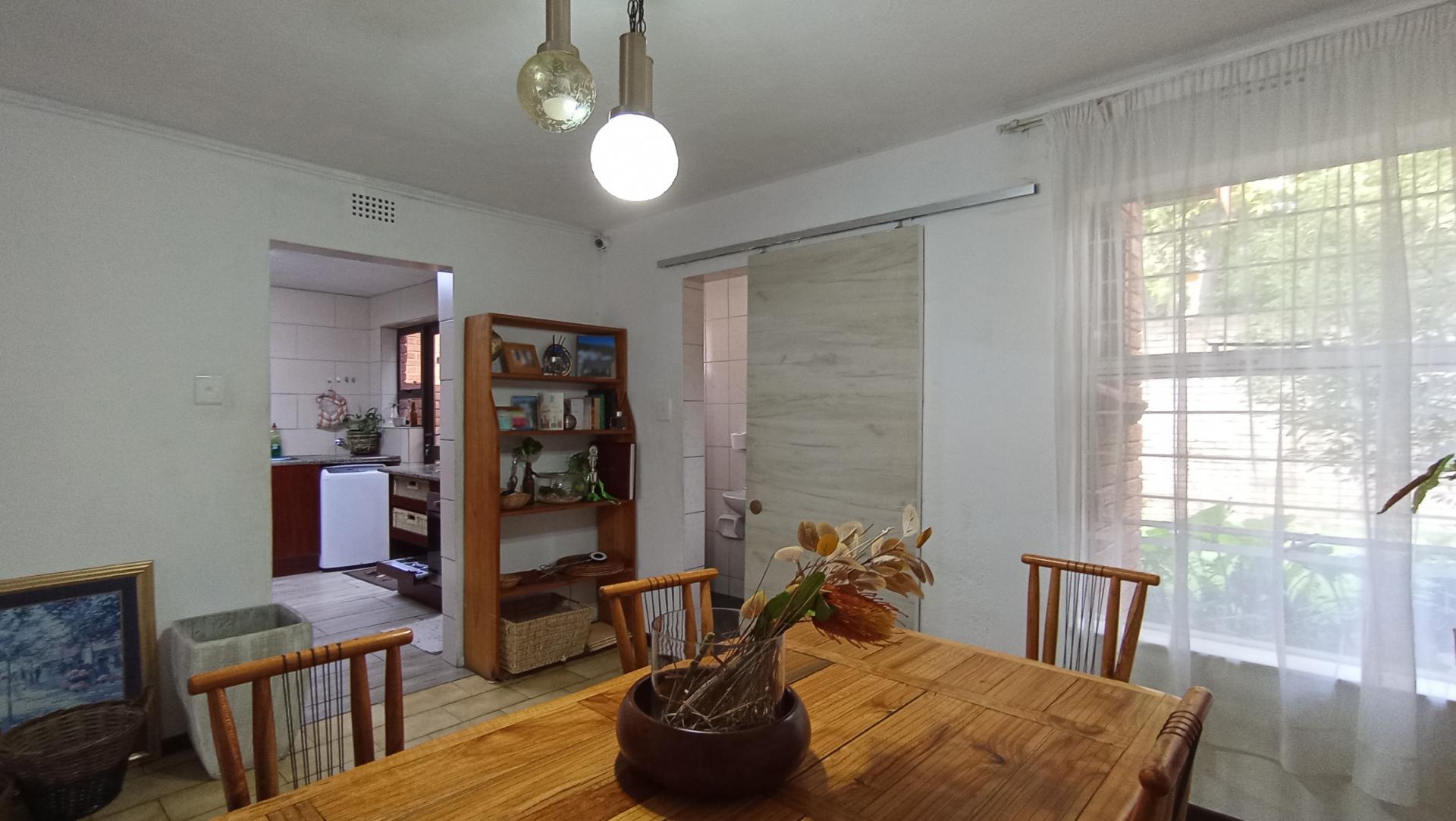 Dining Room - 16 square meters of property in Corlett Gardens