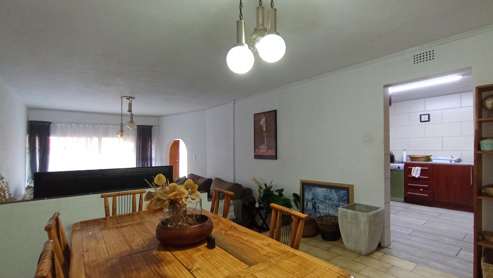Dining Room - 16 square meters of property in Corlett Gardens