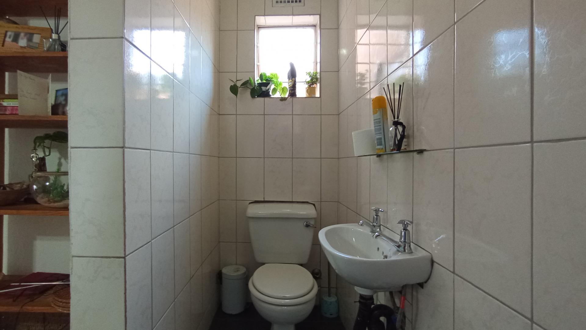 Guest Toilet - 3 square meters of property in Corlett Gardens