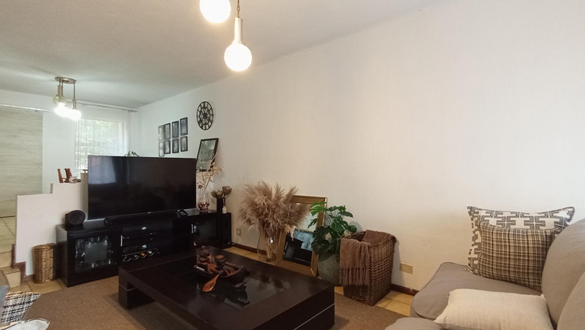 Lounges - 19 square meters of property in Corlett Gardens