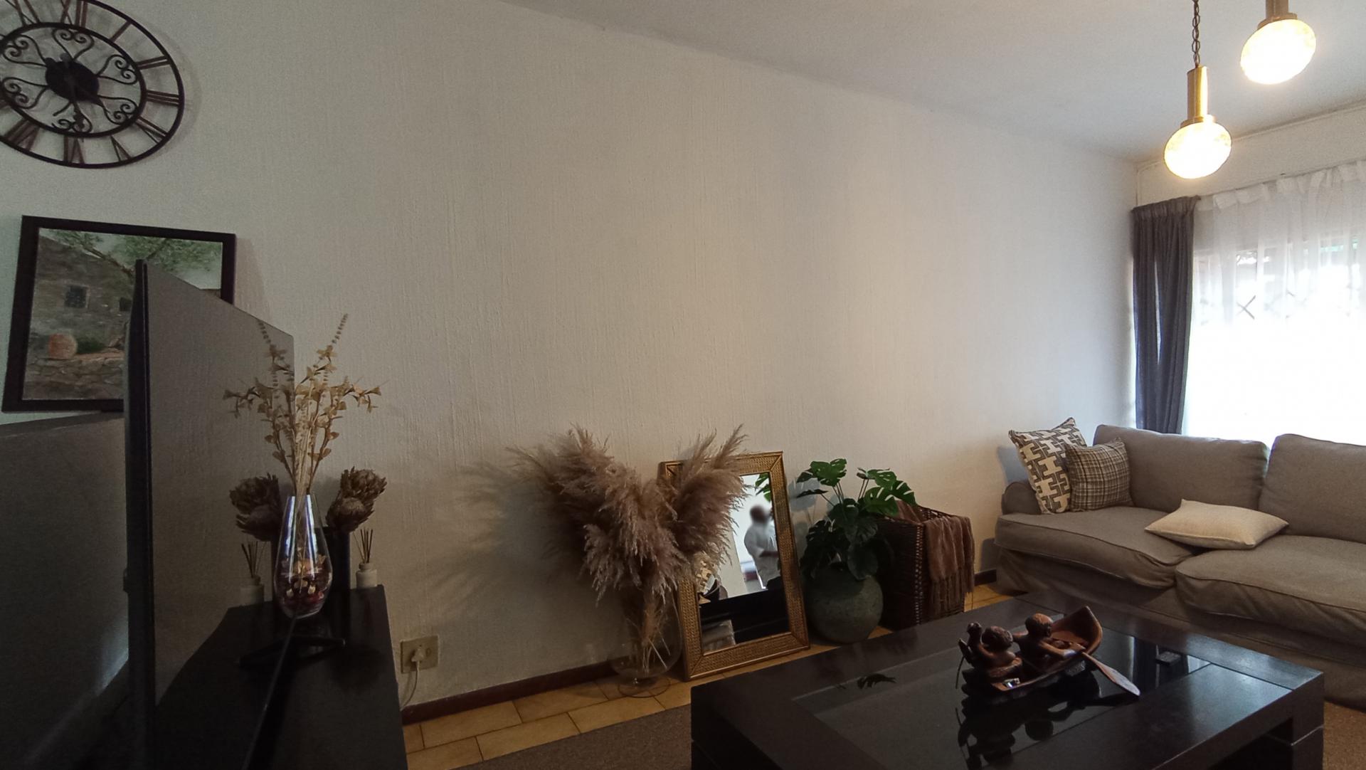 Lounges - 19 square meters of property in Corlett Gardens