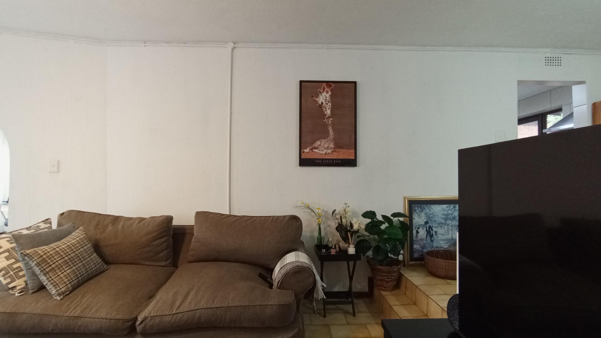 Lounges - 19 square meters of property in Corlett Gardens