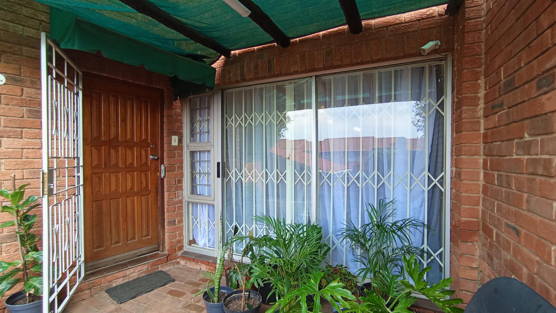 Patio - 8 square meters of property in Corlett Gardens