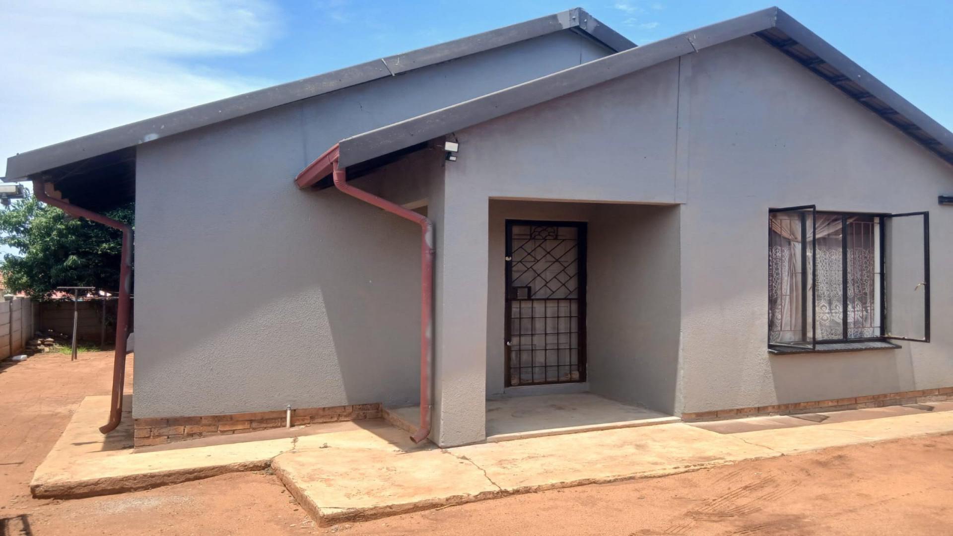 Front View of property in Rustenburg