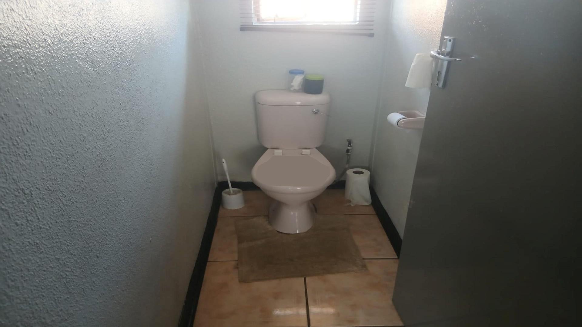 Bathroom 1 of property in Rustenburg