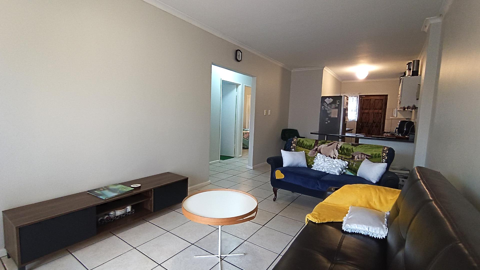 Lounges - 18 square meters of property in Kuils River