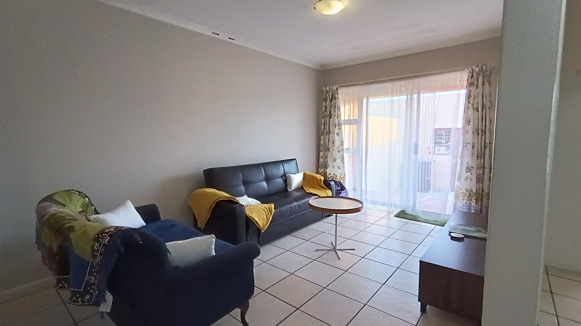 Lounges - 18 square meters of property in Kuils River