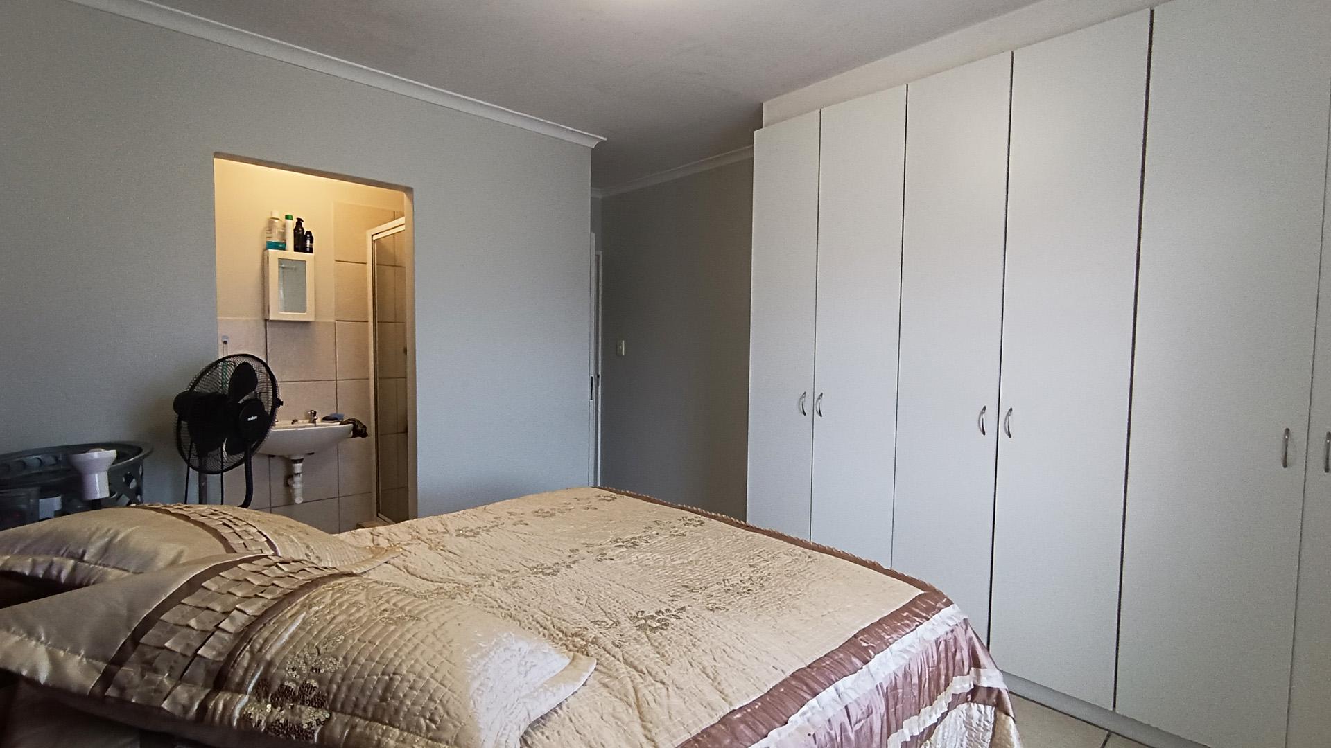 Main Bedroom - 17 square meters of property in Kuils River