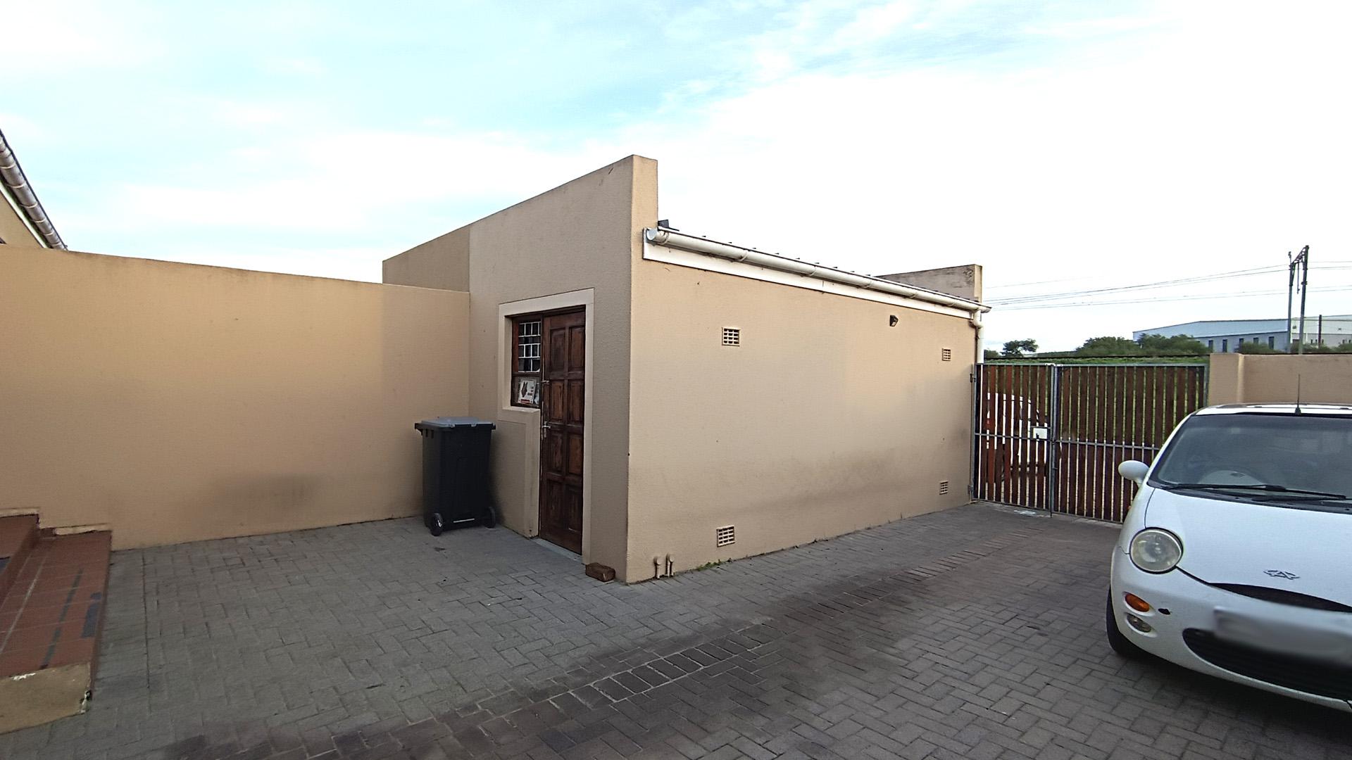 Garage - 21 square meters of property in Kuils River