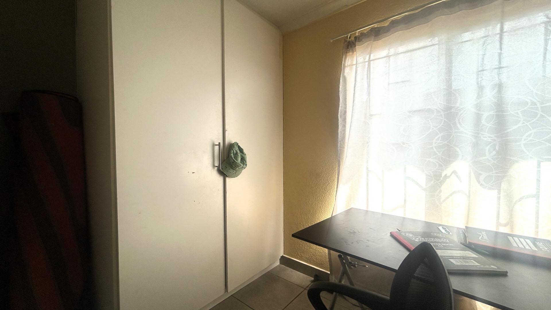 Bed Room 1 of property in Watervalspruit