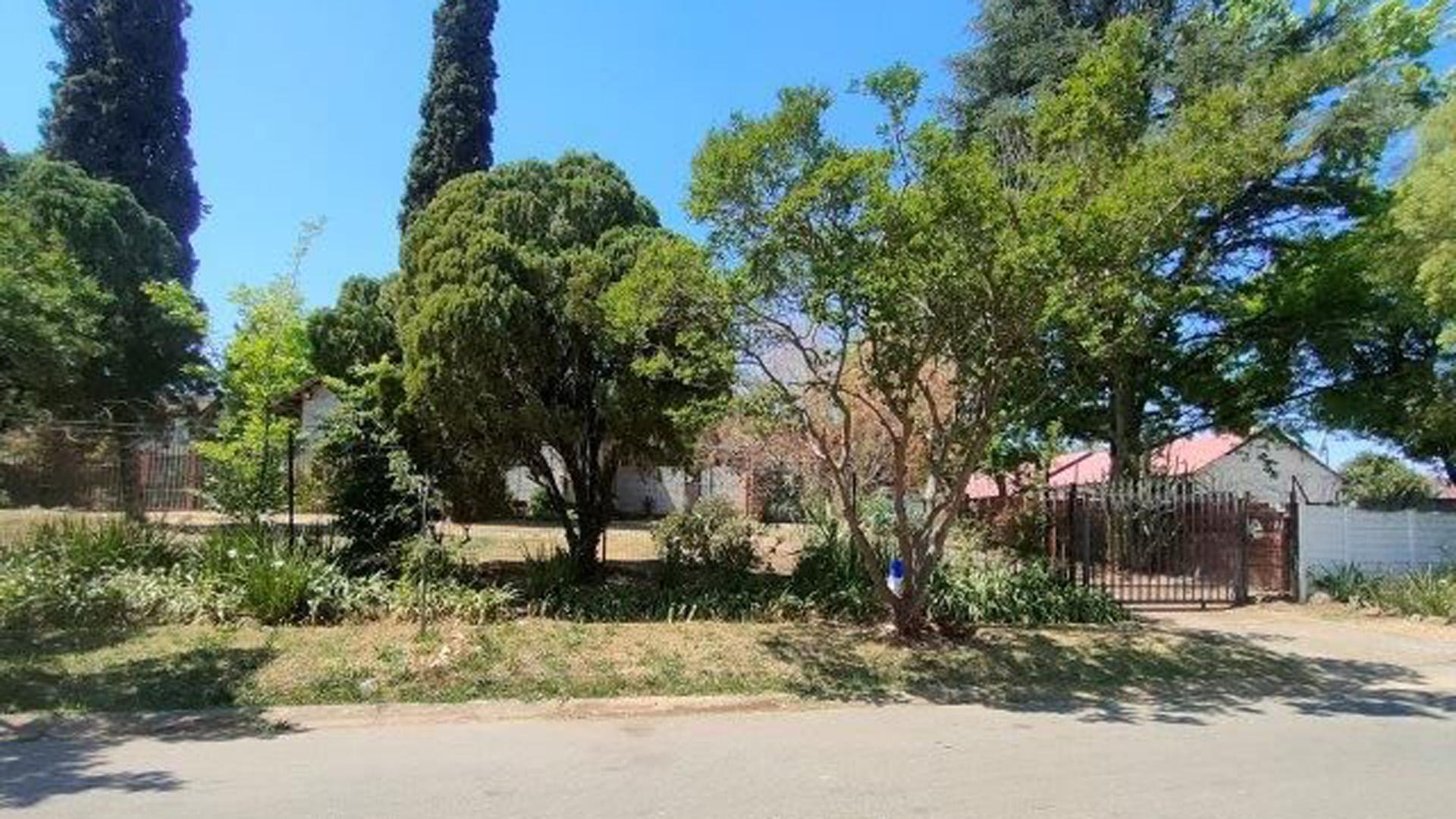 Front View of property in Lombardy East