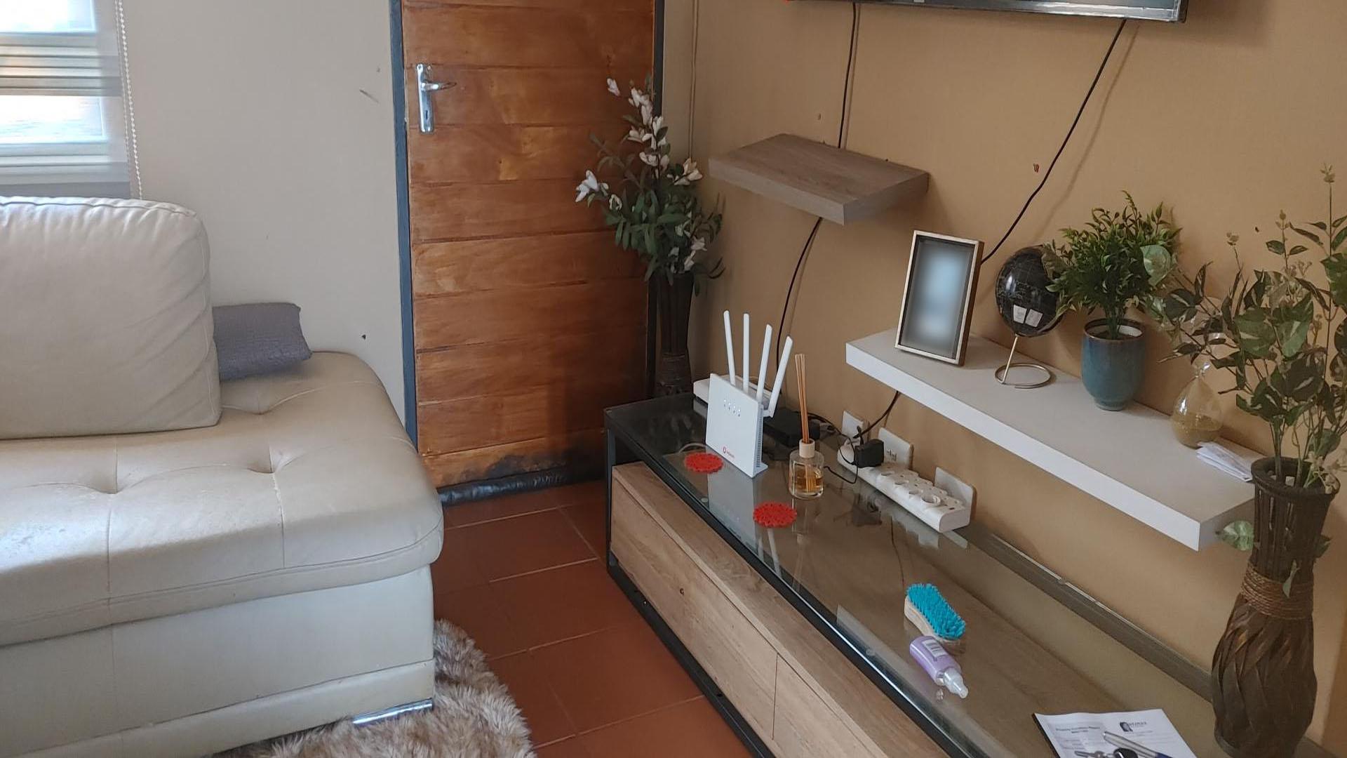 Lounges - 9 square meters of property in Protea Glen