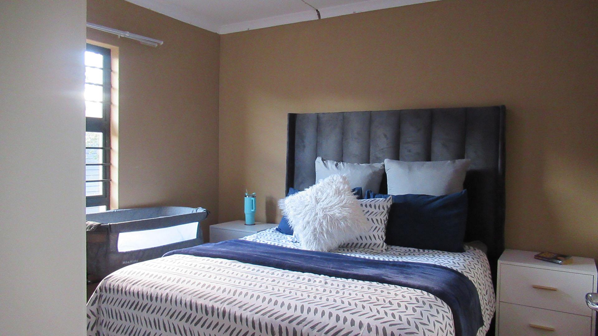 Main Bedroom - 13 square meters of property in Protea Glen