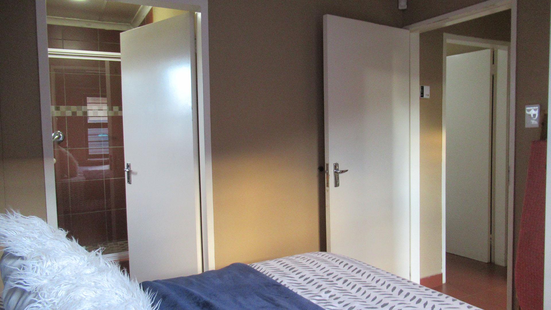 Main Bedroom - 13 square meters of property in Protea Glen