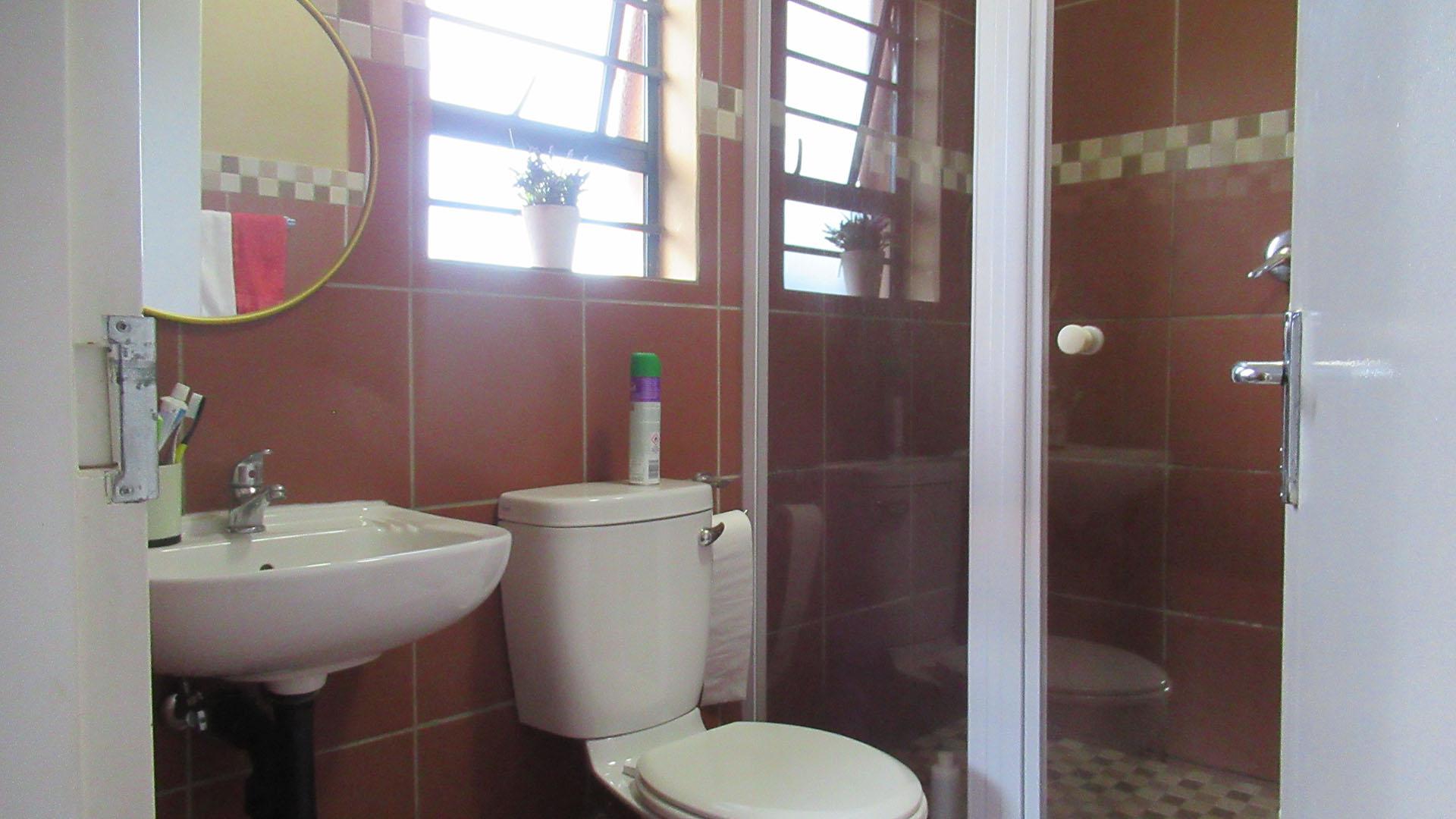 Main Bathroom - 6 square meters of property in Protea Glen
