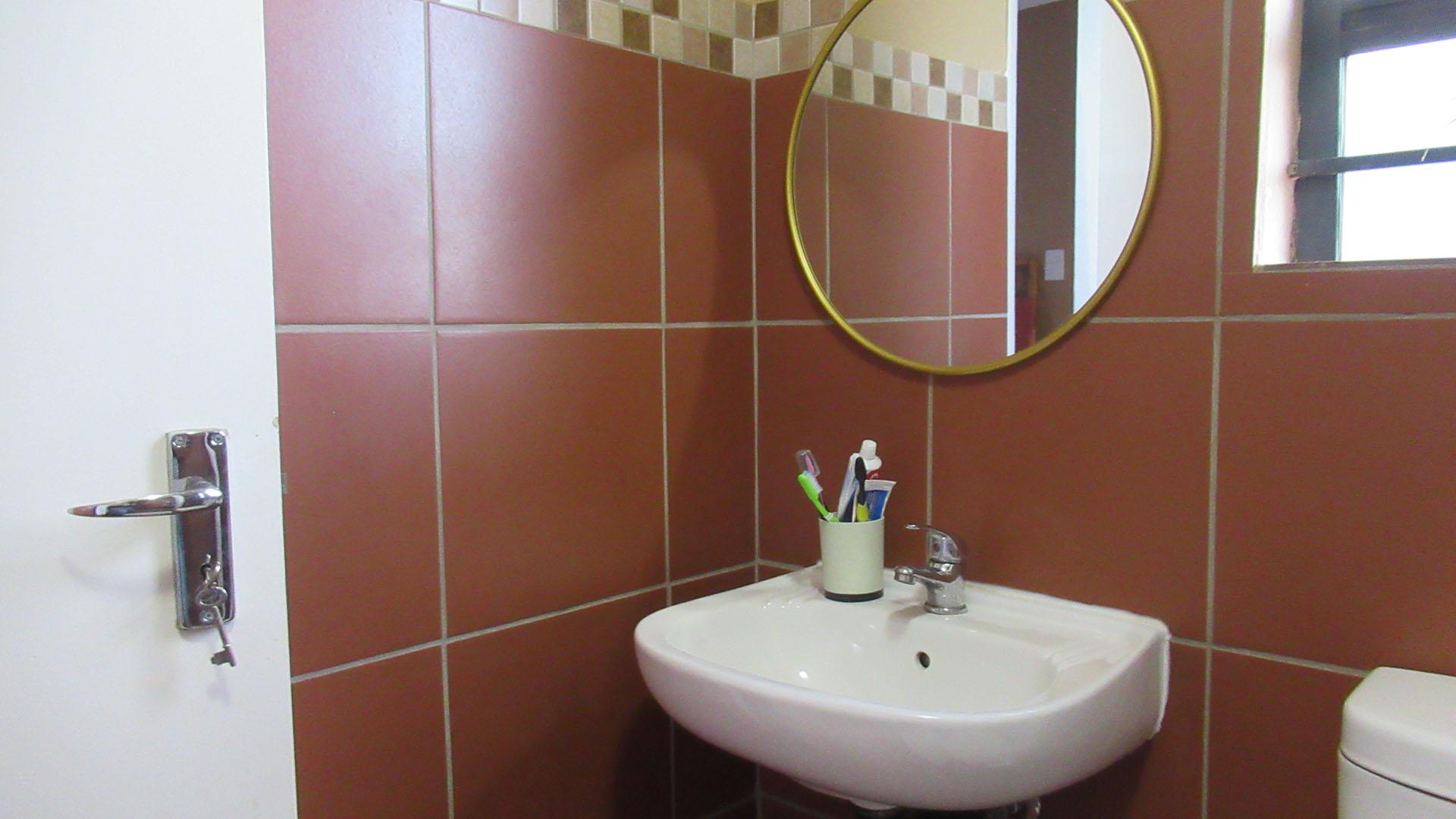 Main Bathroom - 6 square meters of property in Protea Glen