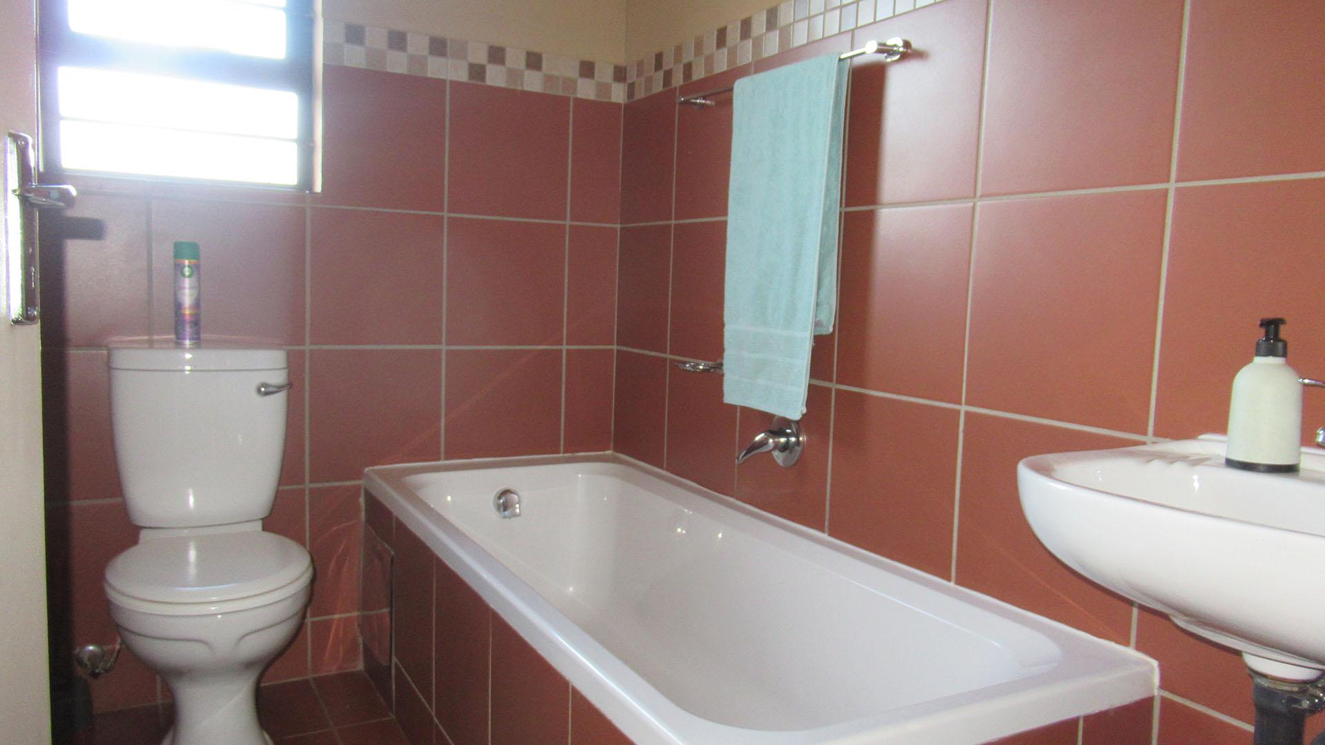 Bathroom 1 - 5 square meters of property in Protea Glen