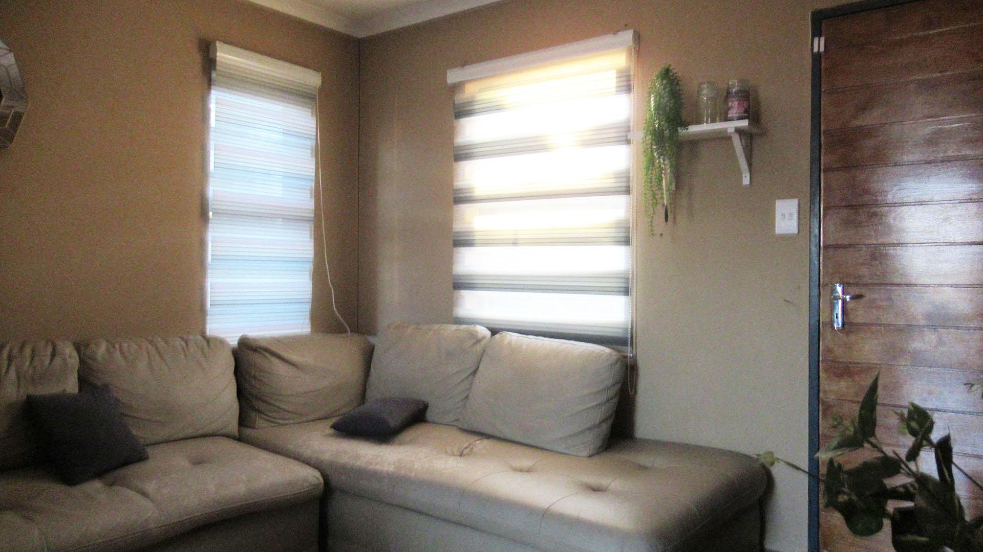 Lounges - 9 square meters of property in Protea Glen