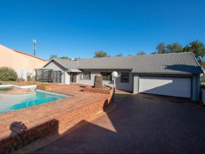 4 Bedroom House for Sale For Sale in Oakdene - MR671543
