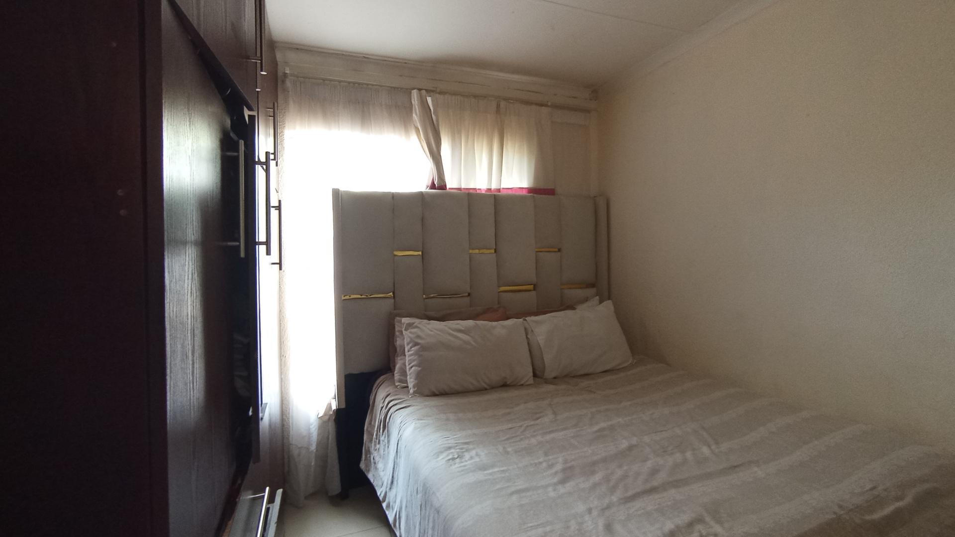 Bed Room 3 - 10 square meters of property in Soshanguve East