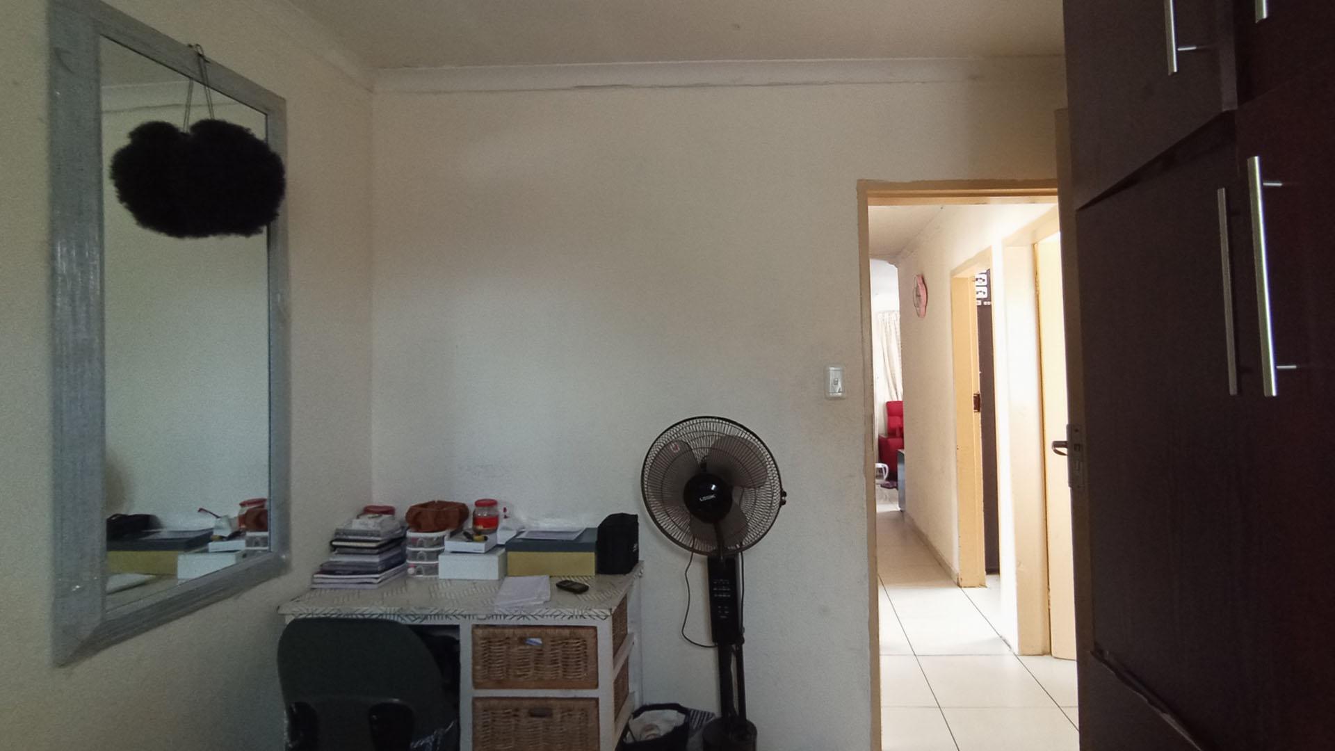 Bed Room 3 - 10 square meters of property in Soshanguve East